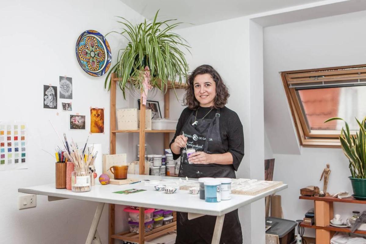 Mónica en su taller y algunas de sus piezas más recientes