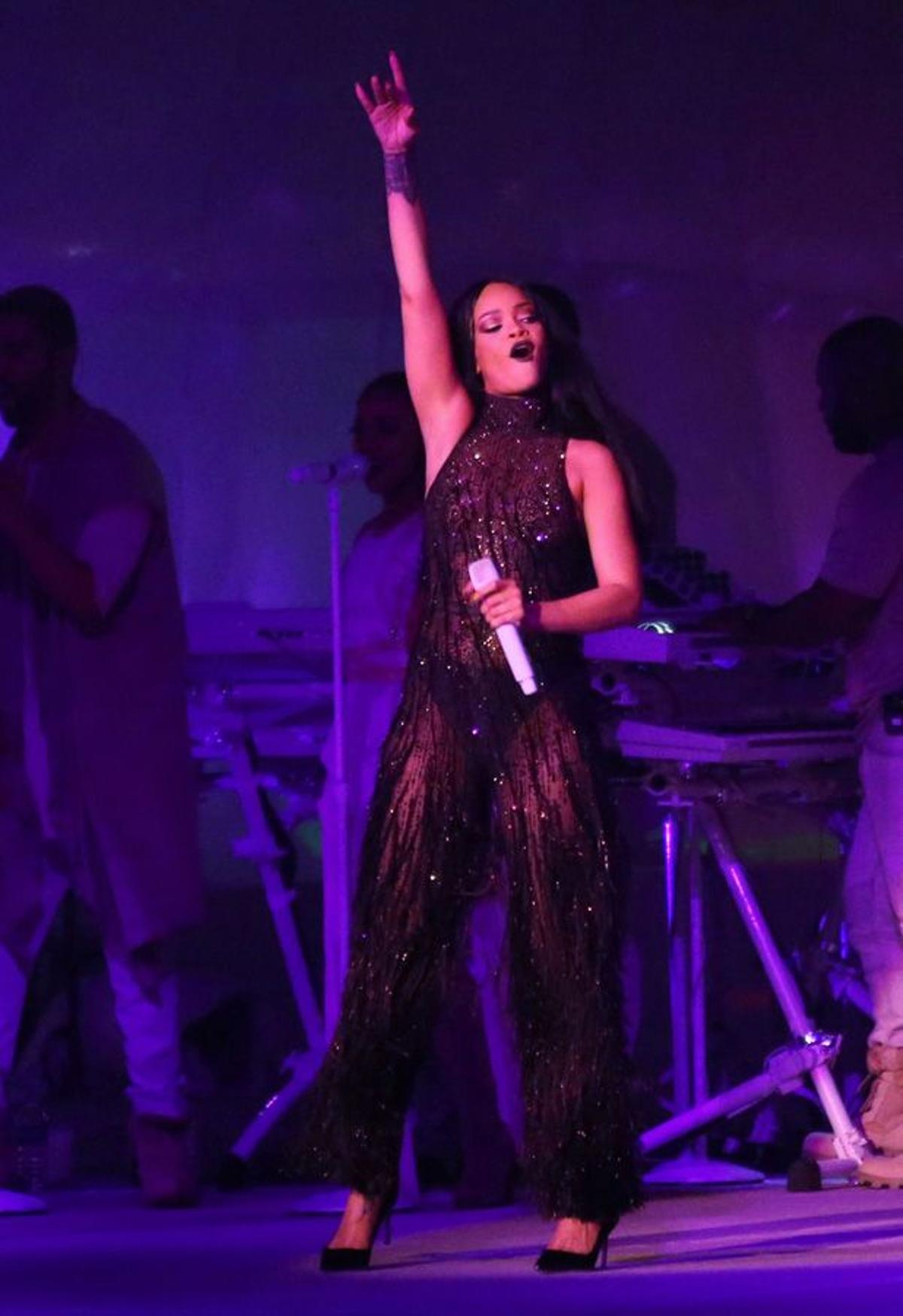 Rihanna con jumpsuit joya