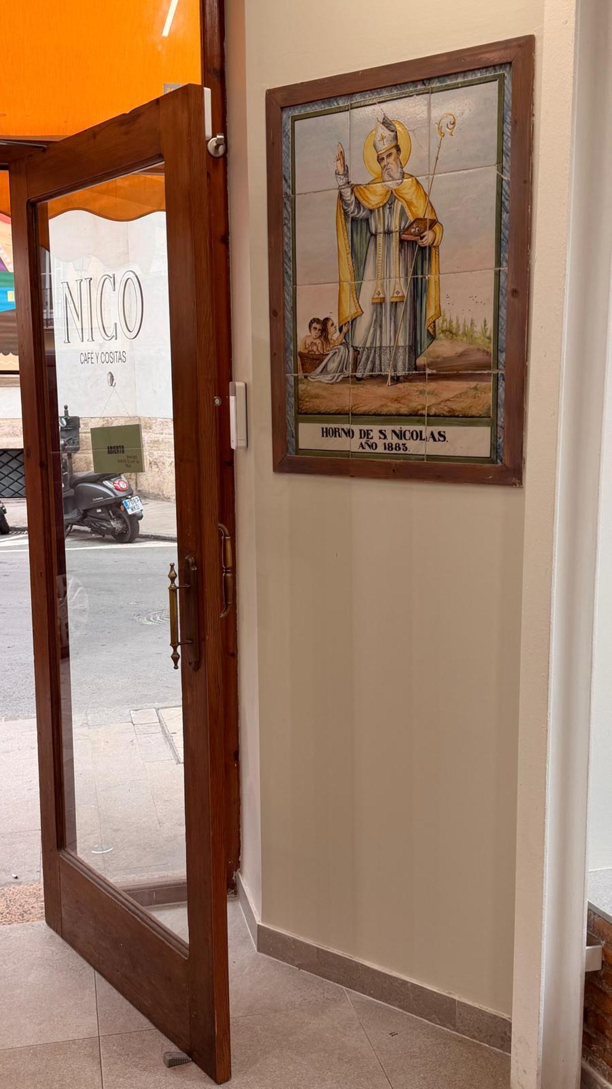 El retablo de finales del siglo XIX que adorna el interior del local