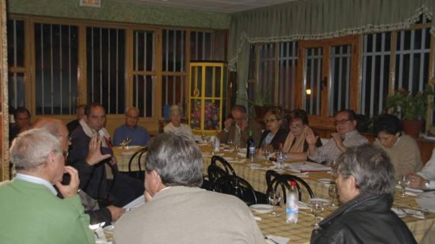 Representantes de las juntas vecinales durante la reunión celebrada en El Puente.