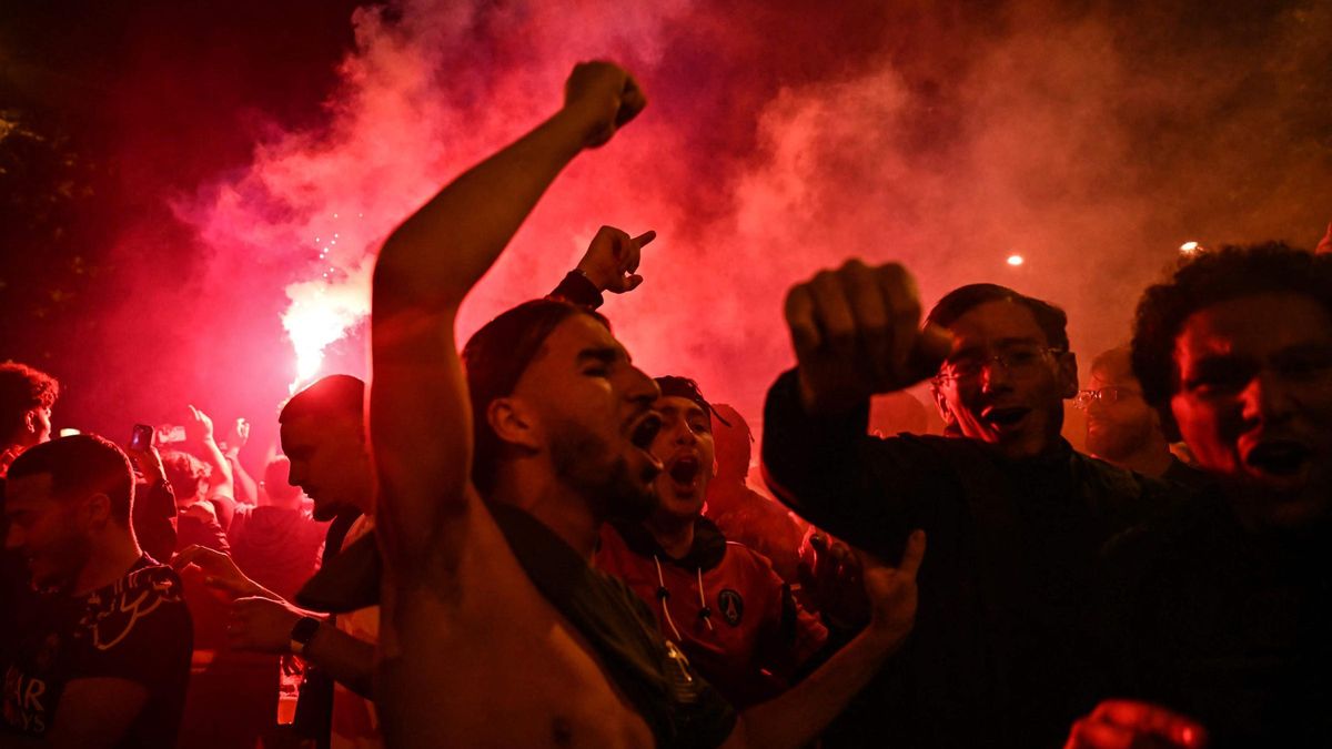 Aficionados del Paris Saint-Germain celebran la victoria del PSG en la final de la UEFA Champions League en la avenida de los Campos Elíseos de París.