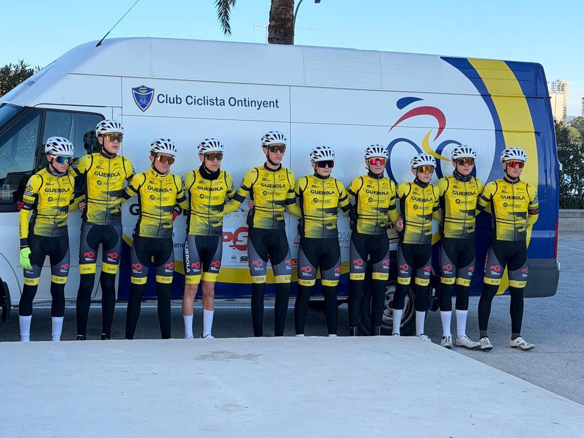 Ciclistas cadetes del Club Ciclista Ontinyent en la concentración del equipo.