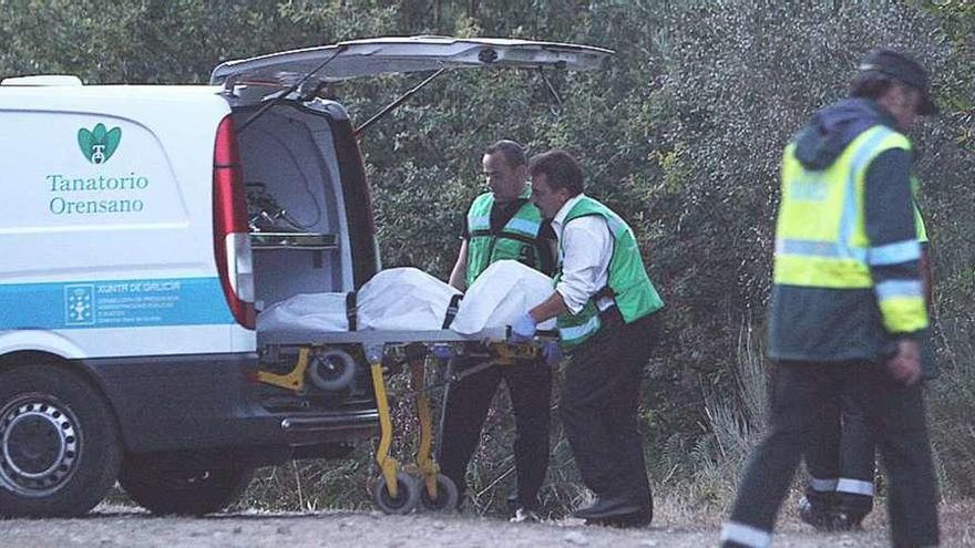 Traslado del cuerpo de la víctima, el domingo en Paradela (Xunqueira de Espadañedo).  // Iñaki Osorio