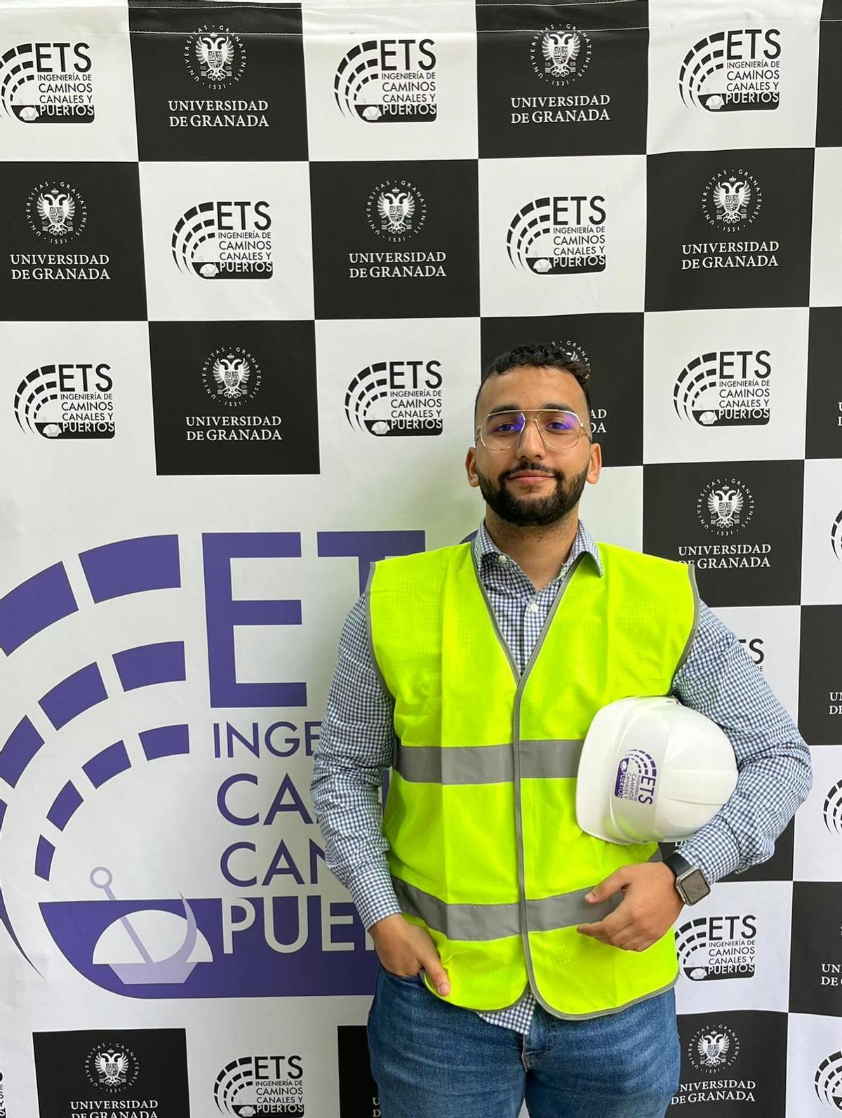 Anas estña terminando el grado de Ingeniería Civil.