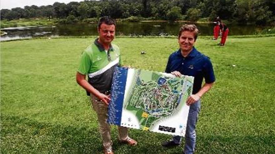 David Bataller i Miguel Girbés mostrant una de les zones del PGA Golf on aniria una grada natural.