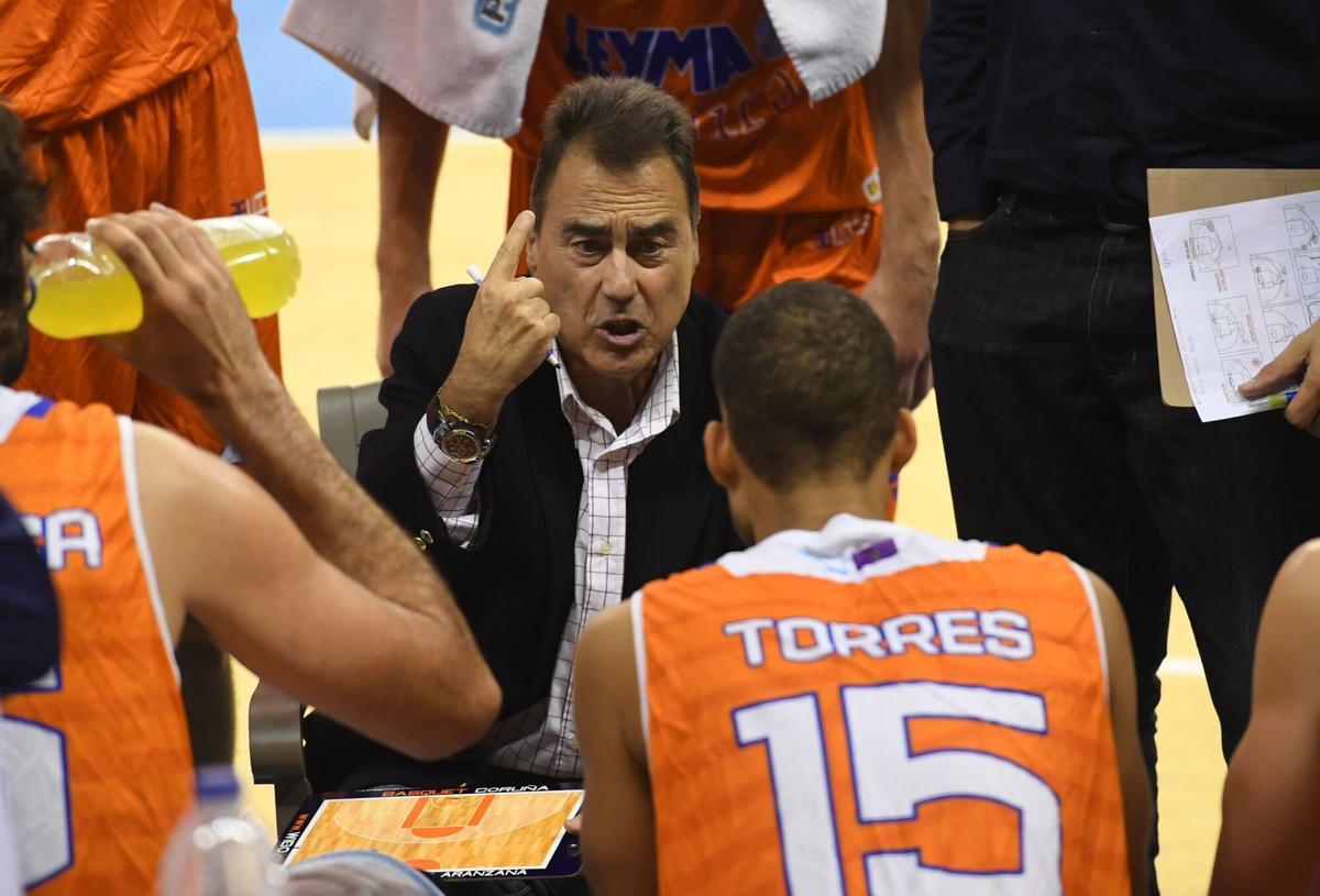PARTIDO DE BALONCESTO DE LEB ORO LEYMA CORUÑA - CBC VALLADOLID DISPUTADO EN EL PALACIO DE DEPORTES DE RIAZOR. EL ENTRENADOR DEL LEYMA, GUSTAVO ARANZANA, DA INSTRUCCIONES A SUS JUGADORES DURANTE UN TIEMPO MUERTO.. TEMPORADA 2017 / 2018. TECNICO.