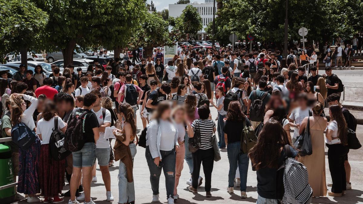 Alumnos en el primer día de Selectividad en la UIB.