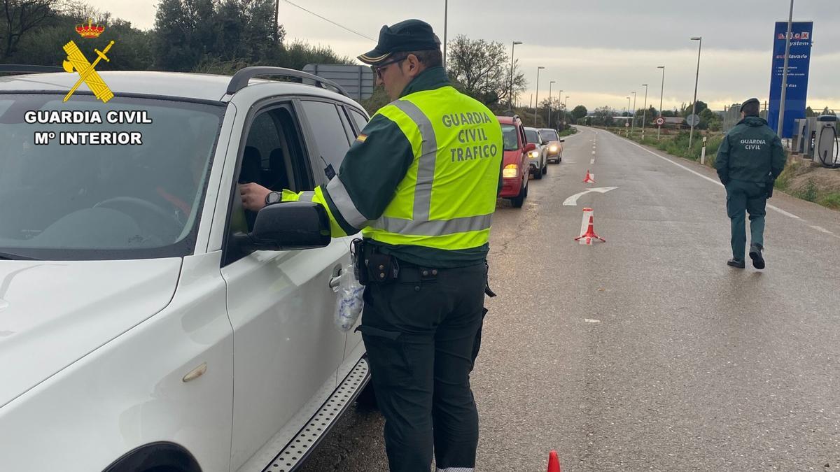 Un agente de tráfico realiza un control de alcoholemia durante estas fiestas.