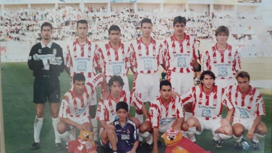 Una formació titular de l&#039;Almeria 1996-97, amb Míchel a baix al mig