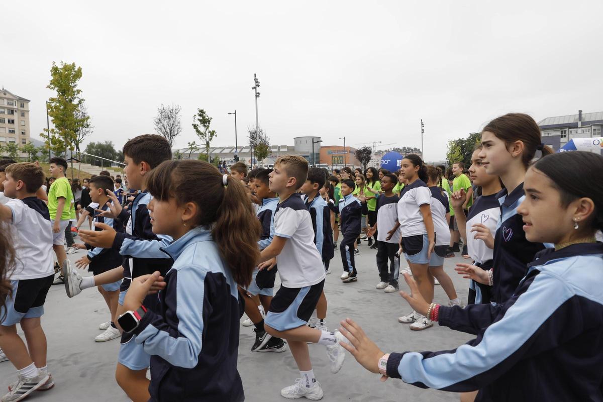 Body combat, coreografías, visitas de deportistas: así se mueven en Oviedo por los hábitos saludables más de 1.500 niños y niñas, en imágenes