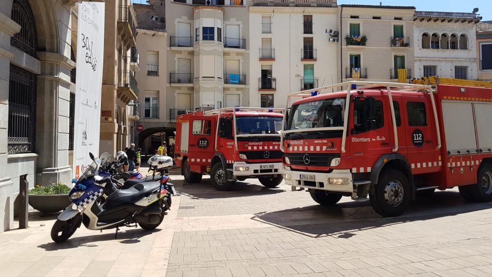 Foc en un edifici al nucli antic d'Igualada