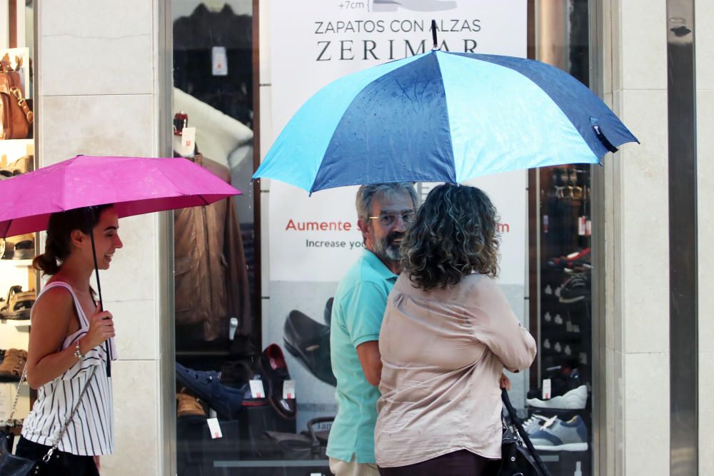 La lluvia torrencial prevista por la Aemet no aparece y solo caen algunos chaparrones puntuales en el inicio de la semana