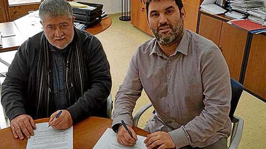 El conseller Joan Font y el alcalde Andreu Bujosa firman el convenio.