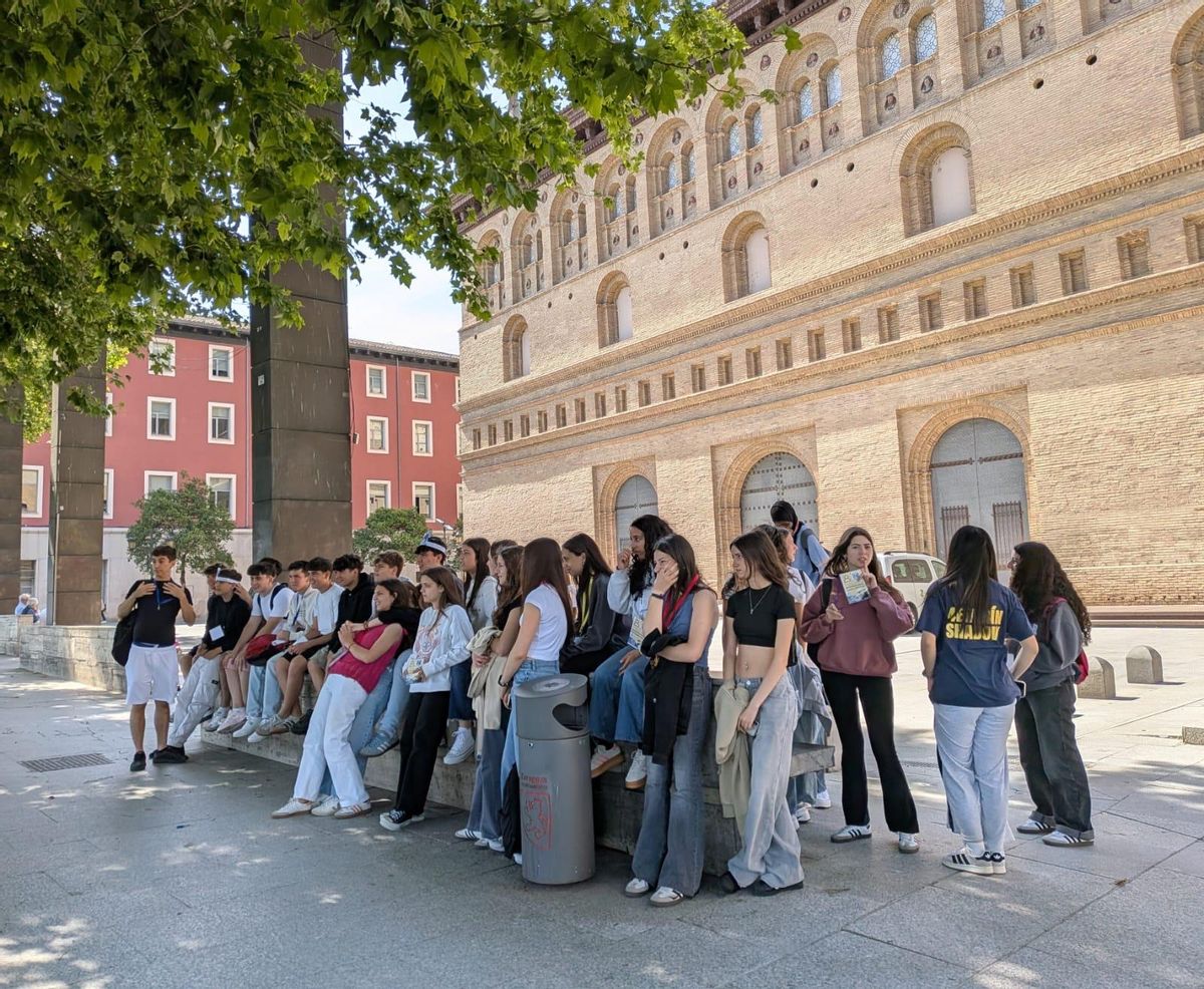 Los alumnos del IES Ítaca de Zaragoza se convierten en guías turísticos y muestran el lado financiero de la ciudad