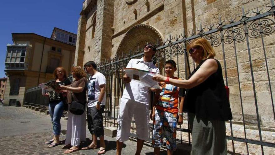 Un grupo de turistas, delante de la iglesia de la Magdalena.