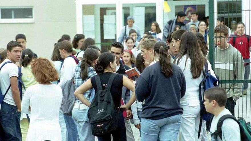 Alumnos en la entrada del instituto Miraflores, en una imagen de archivo.