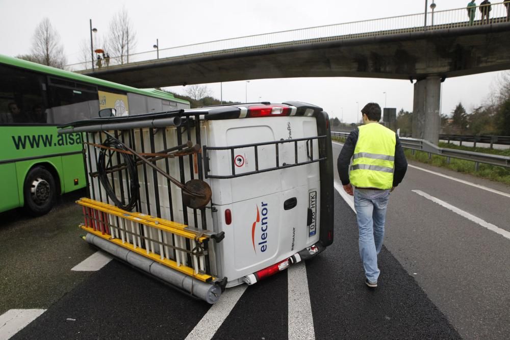 Accidente múltiple en la A8 en la salida próxima de Viesques