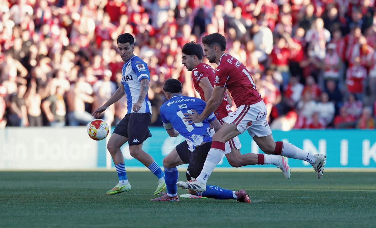 Nico Espinosa trata de habilitar a Andy escudero, que llega en carrera.