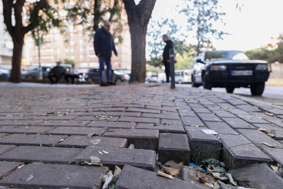 Desperfectos en la acera, en el barrio de San Ginés