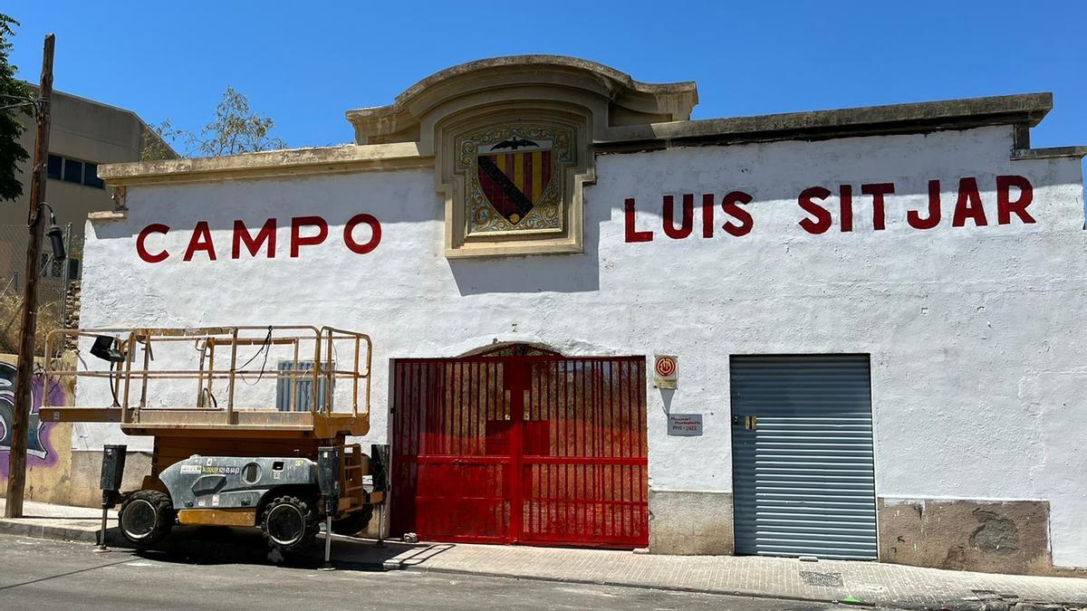 Histórica fachada del Lluís Sitjar, tras ser repintada.