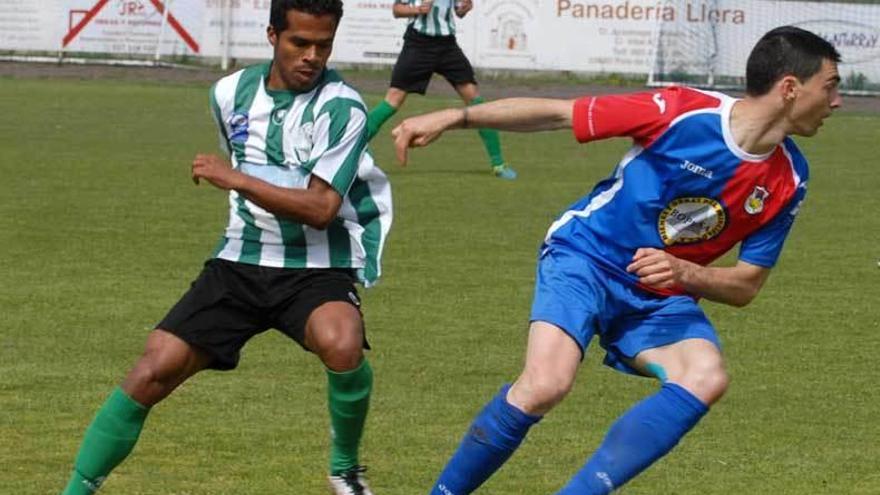 Calvillo controla el balón ante Cris en el último Lenense-Langreo.