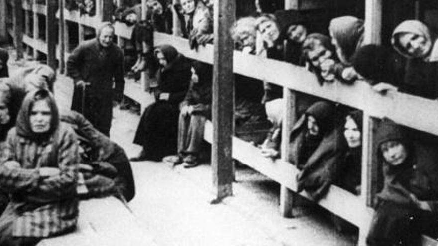 Fotografía de archivo que muestra a prisioneros judíos en el campo de concentración nazi de Auschwitz, en Polonia.