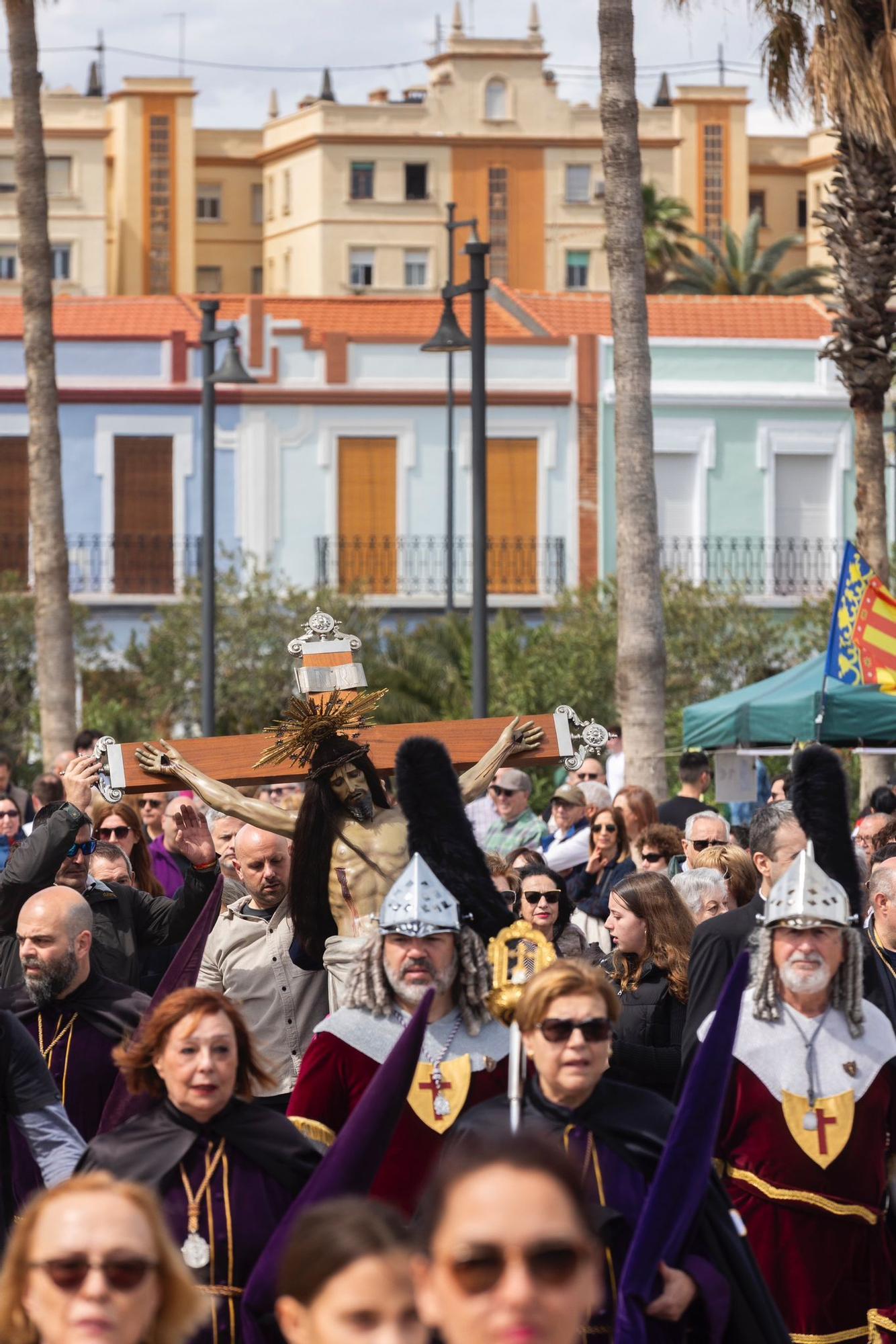 El Viernes Santo del Marítim amanece con el encuentro de los Cristos