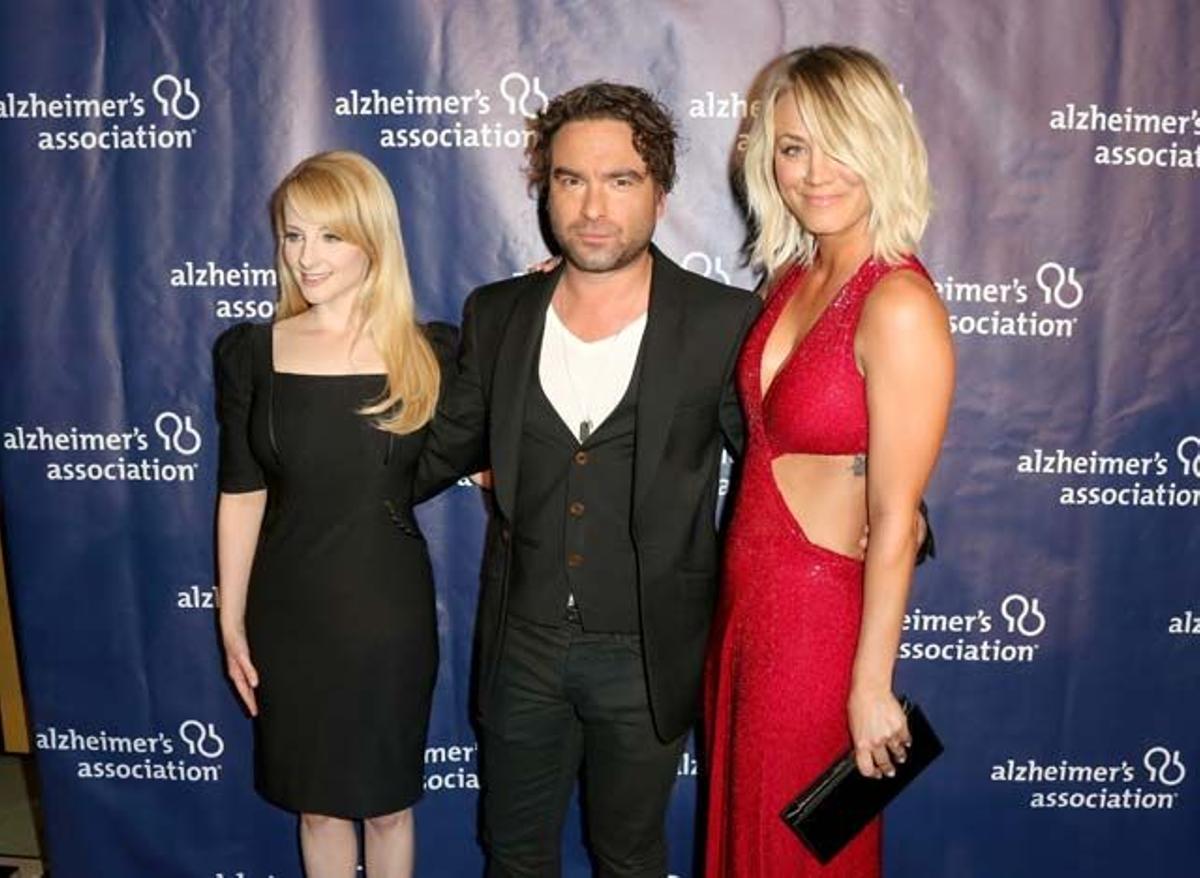 Melissa Rauch, Johnny Galecki y Kaley Cuoco, en la gala para la lucha contra el alzhéimer.