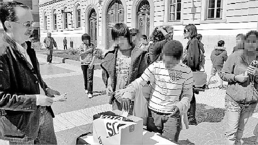 Unos alumnos del IES Ribalta de Castelló votando en la consulta de ayer.