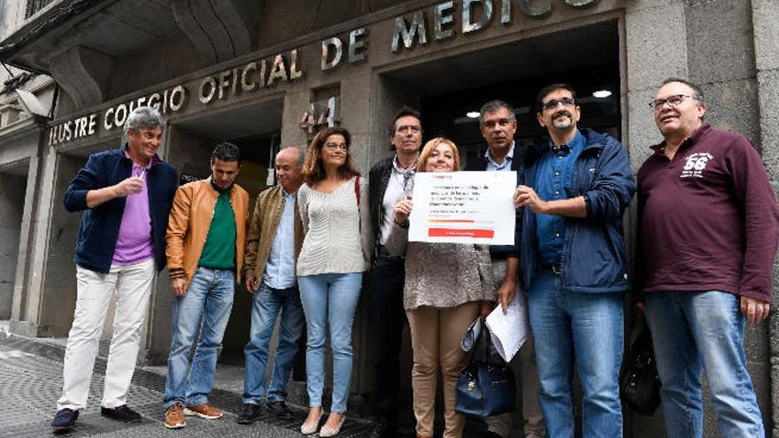 Miembros de la lista Médicos por el Cambio ante el Colegio de Las Palmas, a mitad de mayo.