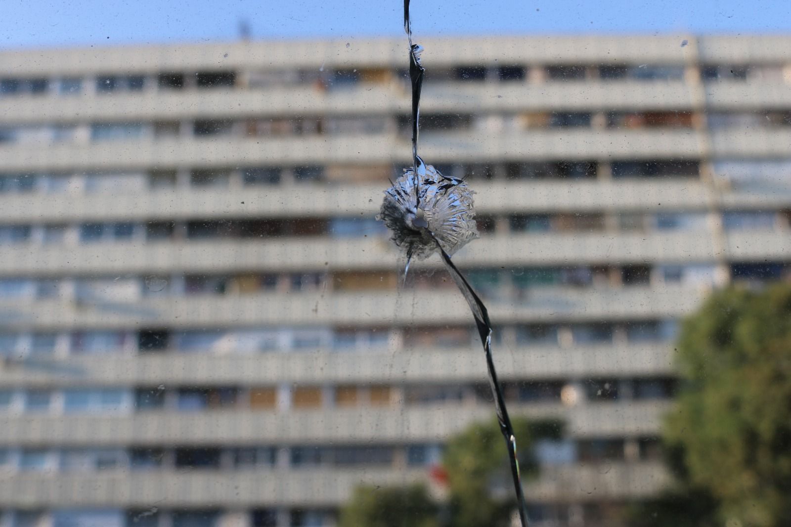 El rastro de un impacto de bala en el cristal del Casal Cívico y Comunitario La Mina.