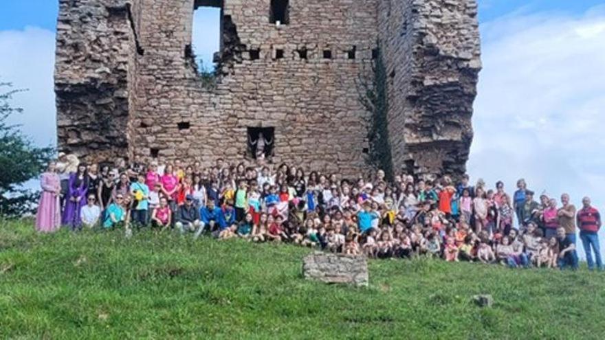 Los guardianes del torreón: escolares de Morcín fueron investidos custodios de la histórica edificación de Peñerudes