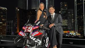 Jorge Martín y su novia, durante la presentación de MotoGP en Kuala Lumpur, este sábado