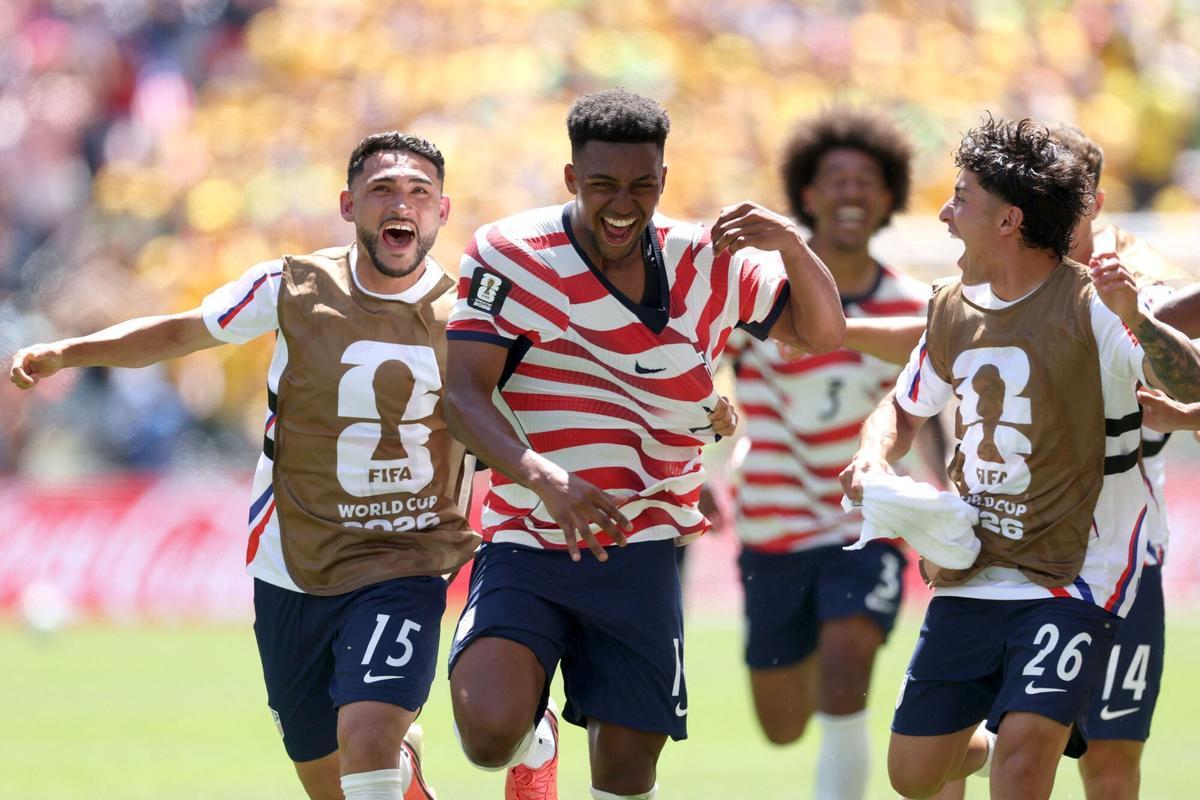 SEATTLE, WASHINGTON - JUNE 19: Alex Freeman #16 of the United States celebrates with teammates after scoring his team's second goal during the FIFA World Cup 2026 Group D match between USA and Australia at Seattle Stadium on June 19, 2026 in Seattle, Washington.   Jamie Squire/Getty Images/AFP (Photo by JAMIE SQUIRE / GETTY IMAGES NORTH AMERICA / Getty Images via AFP)
