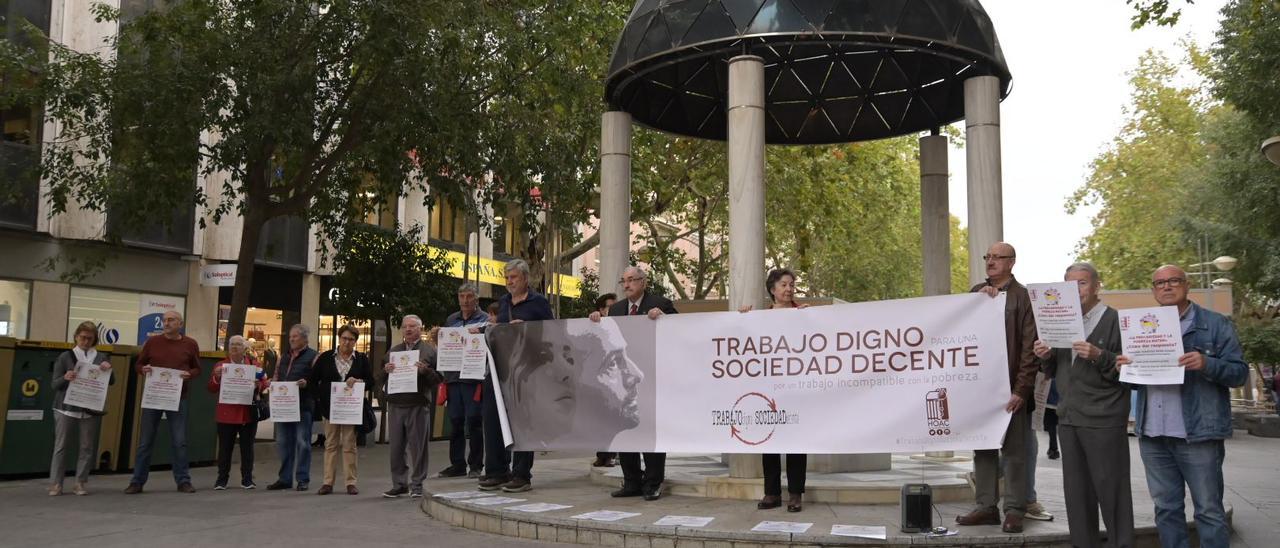 Representantes de la HOAC, durante la concentración en el bulevar del Gran Capitán este martes.