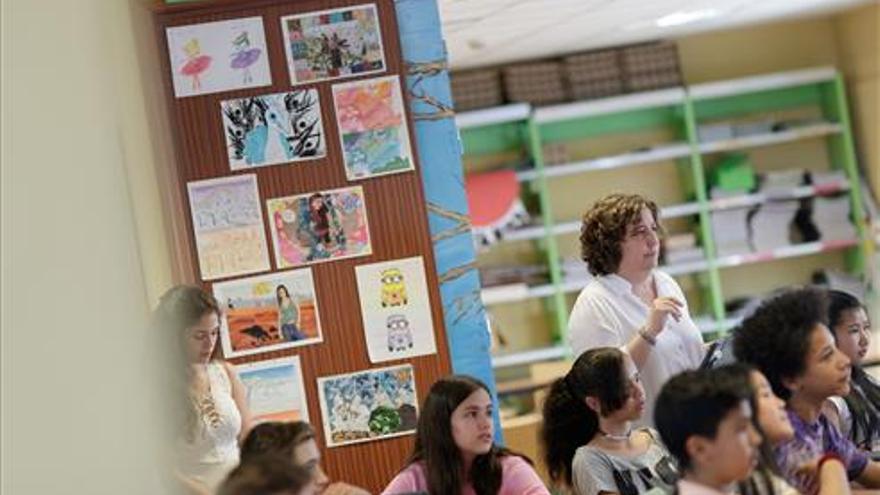 Una docente en un aula.