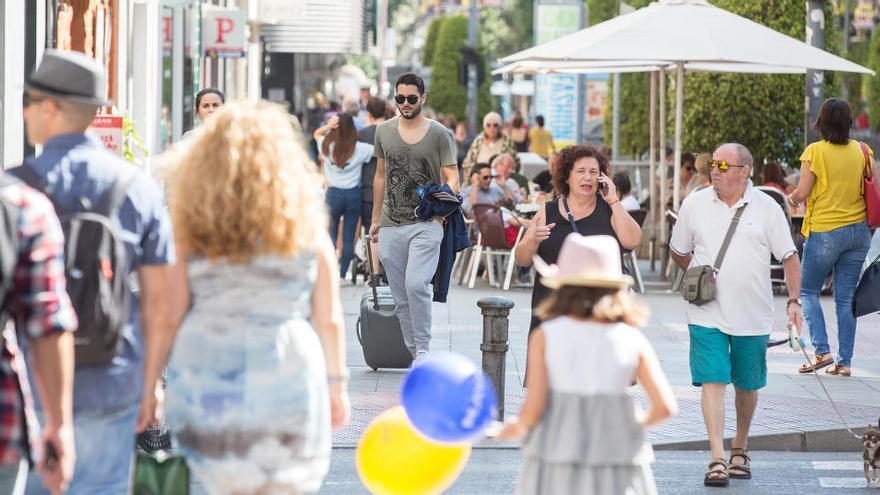 Turistas por la avenida Maisonnave