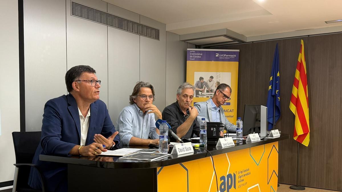 A la roda de premsa hi ha participat (d'esquerra a dreta) el coordinador de l’Observatori Immobiliari Gironí, David Saura, el president de GIPCE, Josep Carreras, els presidents del CAFGi, Francesc Xavier Quintana i de l'API Joan Company
