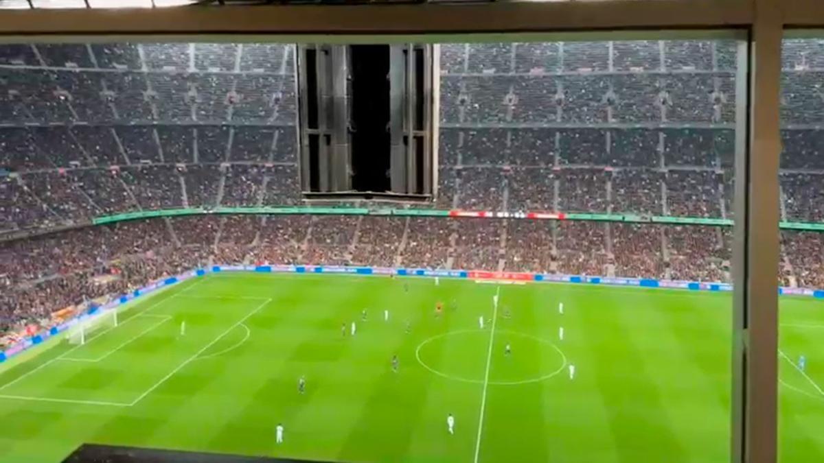 La grada del Camp Nou corea el nombre de Leo Messi