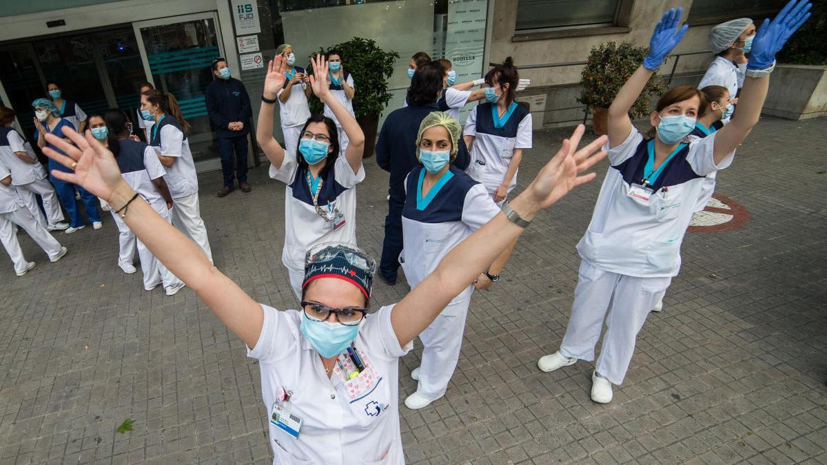 Personal sanitario aplaude en el exterior de la Fundación Jiménez Díaz de Madrid. // Joaquin Corchero