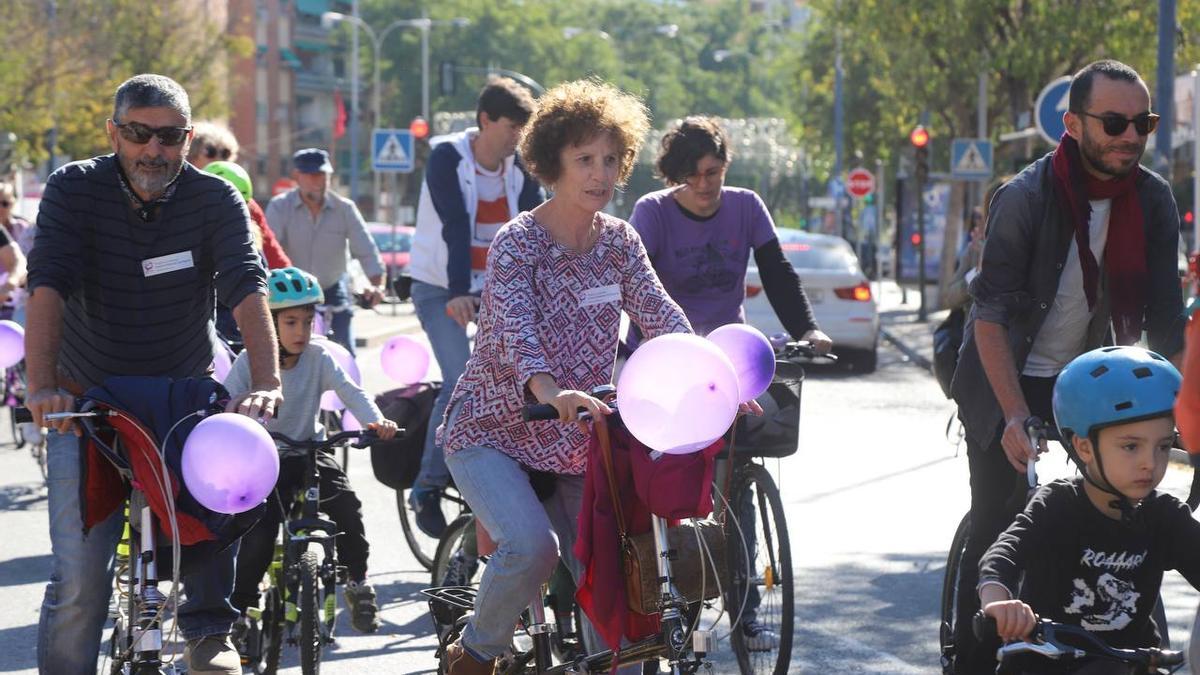 Participantes en la marcha en bicicleta realizada este domingo por la Plataforma contra la Violencia a las Mujeres.