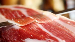 Ni es malo ni es sal acumulada: qué significan los puntos blancos del jamón