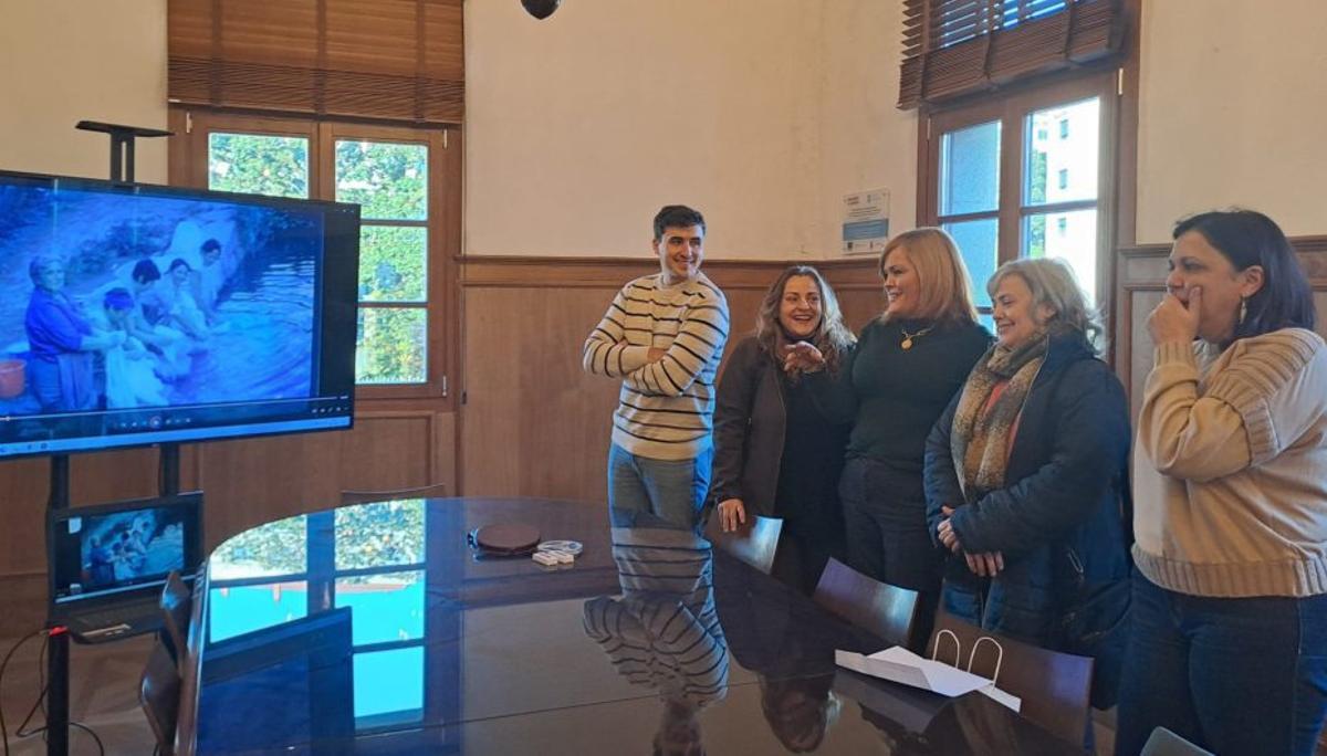 Rivas visualiza las grabaciones con la familia que las cede. |  FdV