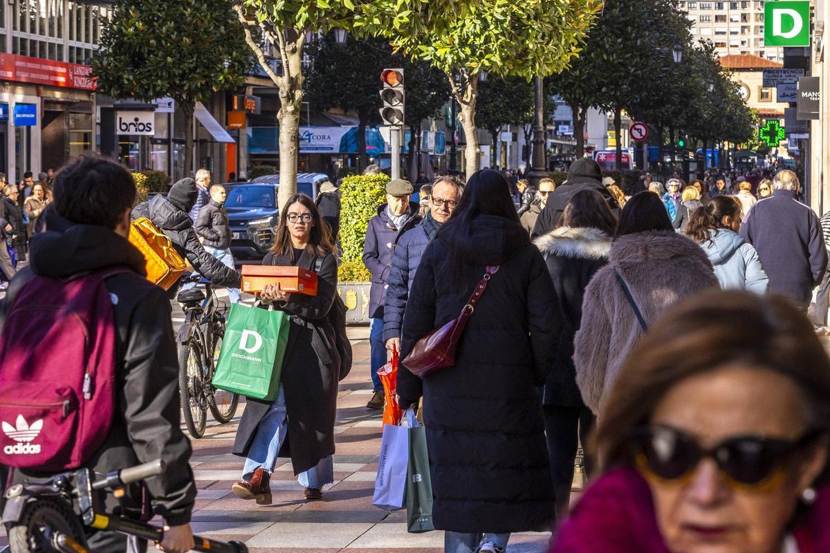 Ambiente de compras en la calle Uría de Oviedo.