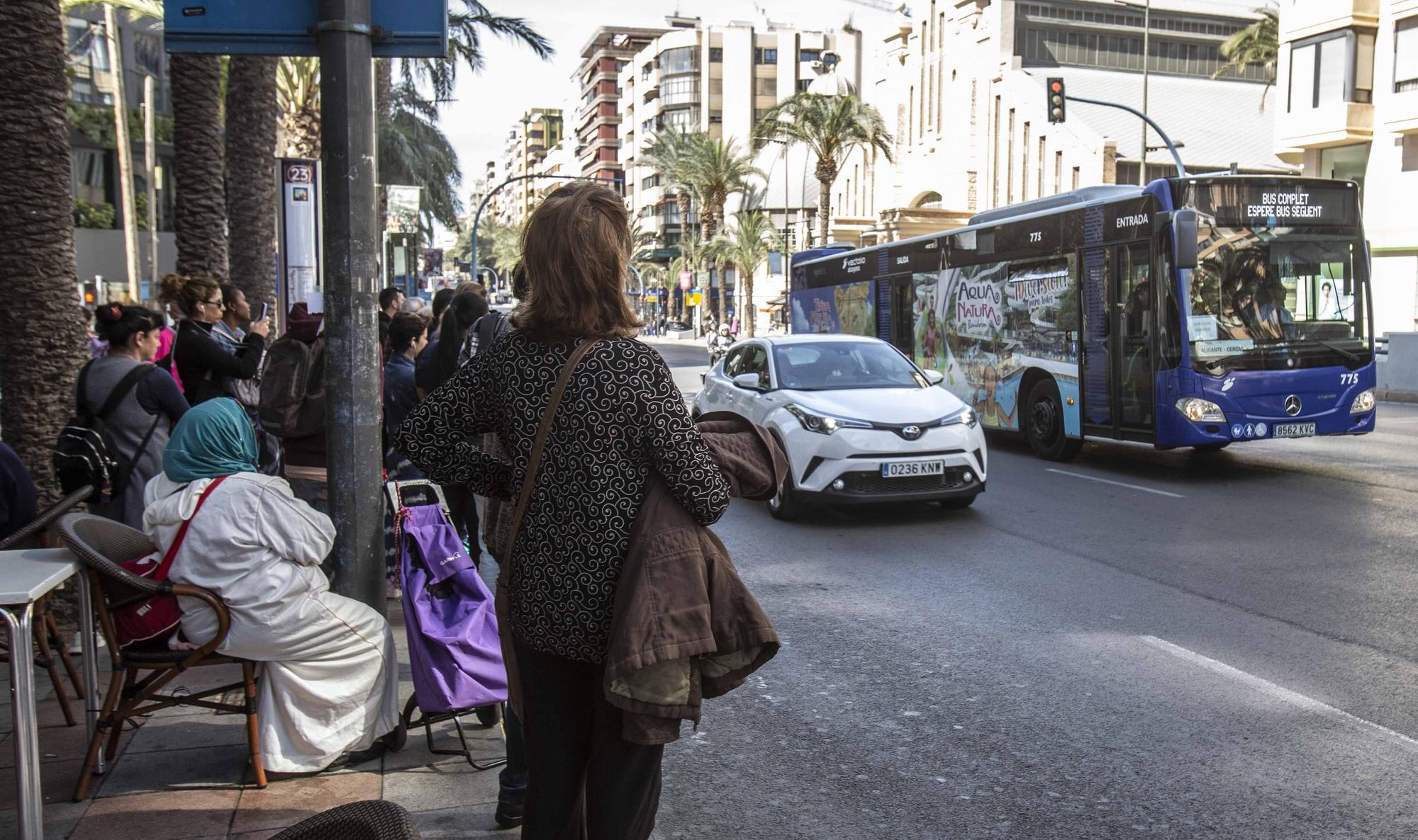 Decenas de personas esperan en las paradas de las líneas 21, 23 y 24 a un transporte en servicios mínimos que pasa cada 60 minutos