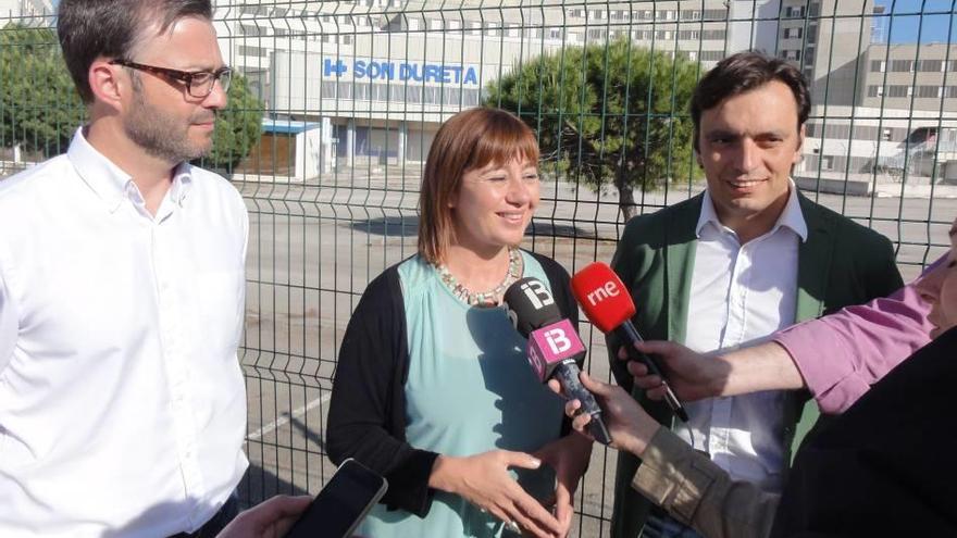 Hila, Armengol y Miralles, ayer delante del viejo hospital Son Dureta.