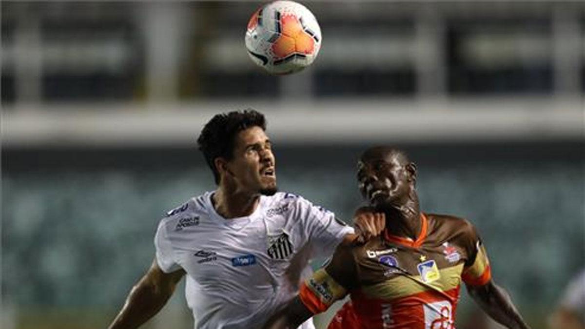 Lucas Veríssimo en una acción en la Copa Libertadores