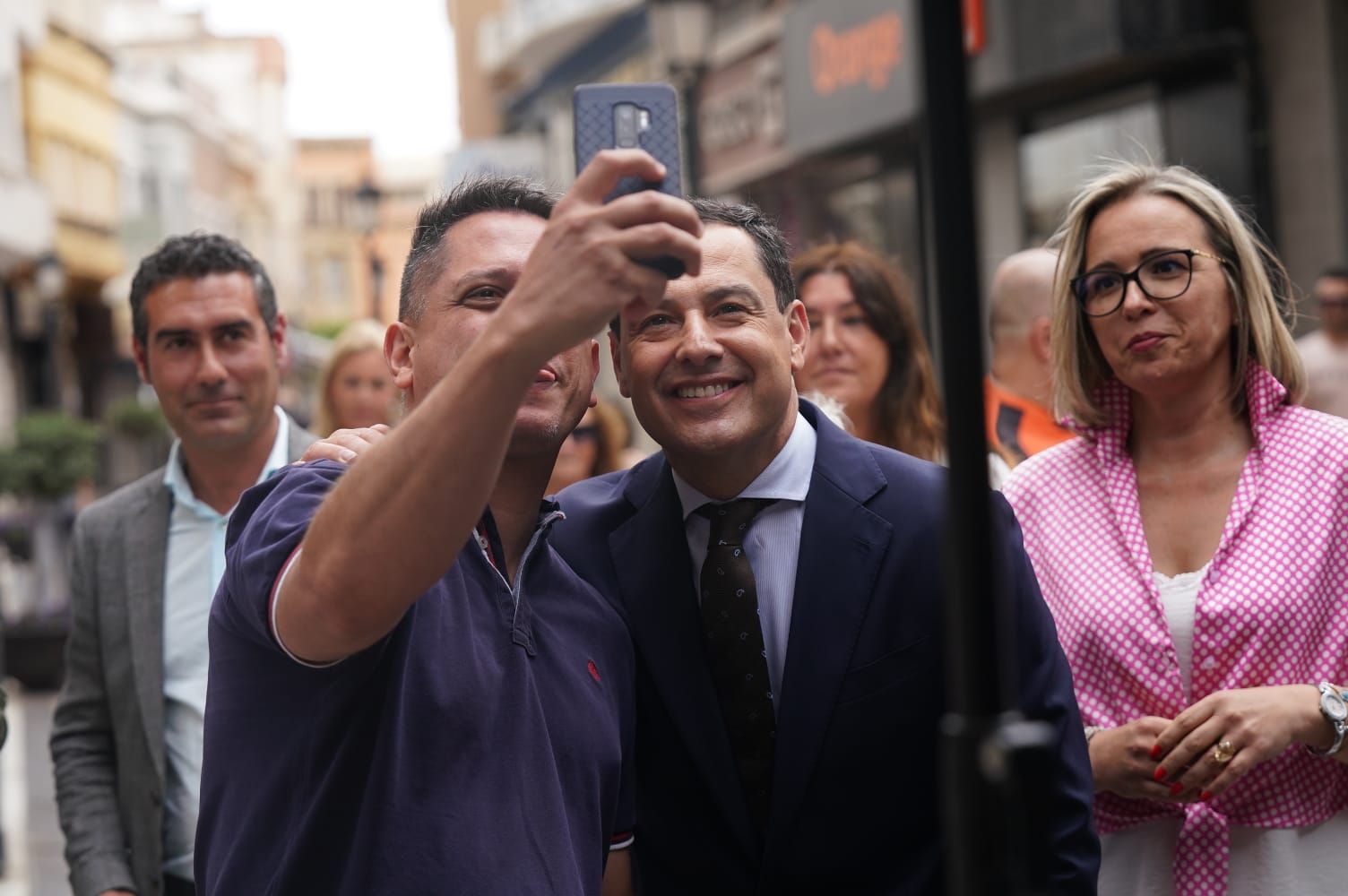 El candidato a la Junta de Andalucía del PP, Juanma Moreno, durante una visita a La Línea.