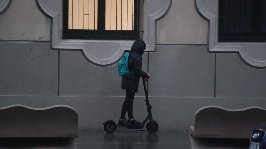 El Concello de A Coruña, condenado a pagar 3.200 euros a un conductor de patinete que se cayó en un bache