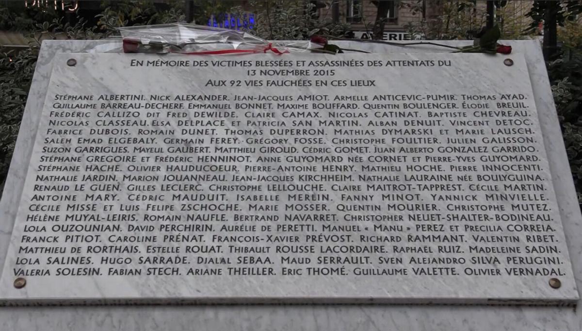 La placa con los nombres de los asesinados por los terroristas de Estado Islámico en sus ataques en París el 13 de noviembre de 2015 en el parque delante del Teatro Bataclan de París.